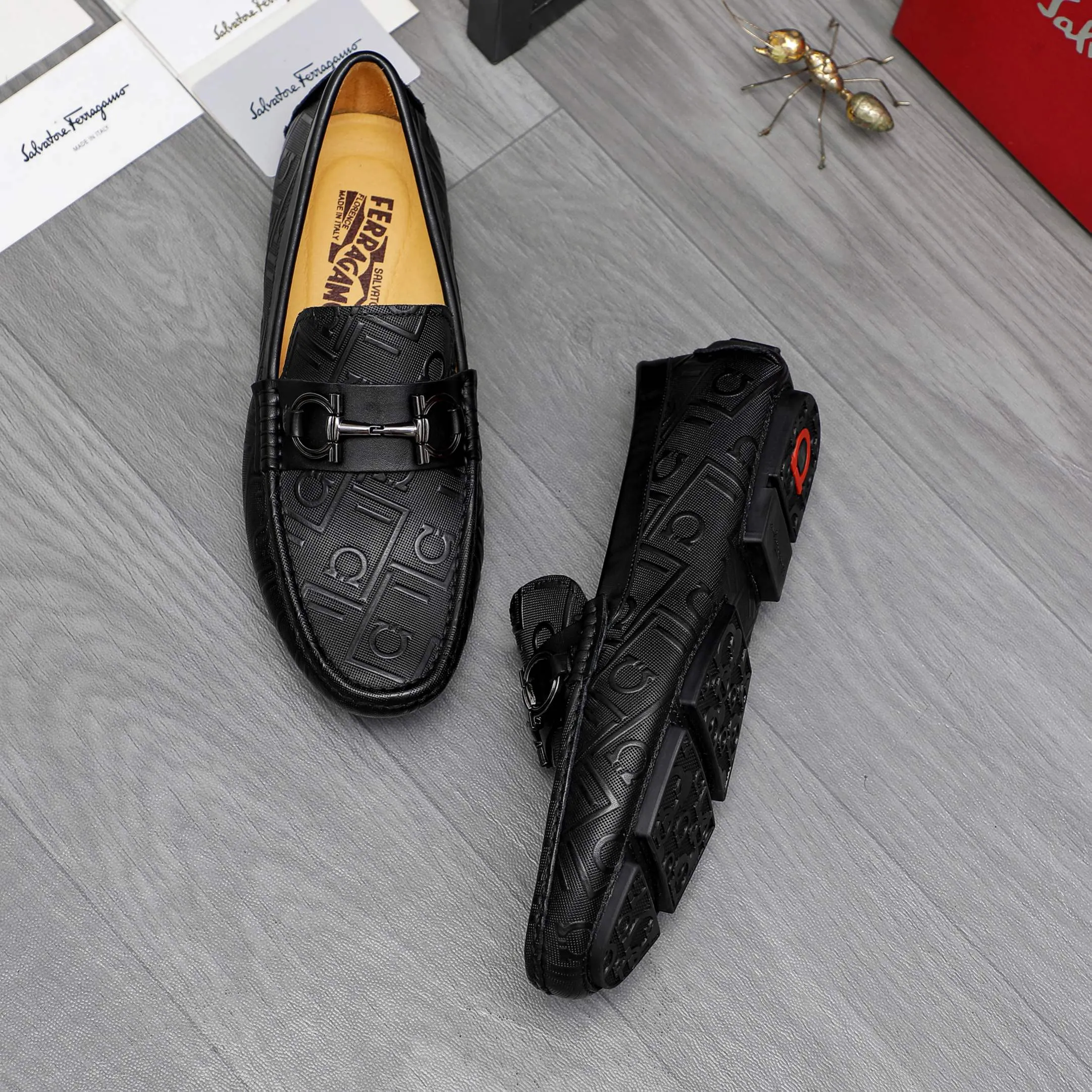 Men's shoes 💰400 Product trademark: Ferragamo "Ferragamo" casual slip-on shoes Regular size: 38-45 (45. Customized, non-returnable) Product materials: Selected embossed cowhide upper, pigskin lining, rubber outsole